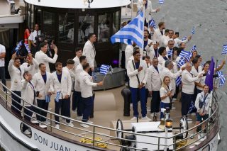 Η Ελληνική αποστολή στο πλοιάριο στον Σηκουάνα, στη διάρκεια της Τελετής έναρξης των Ολυμπιακών Αγώνων